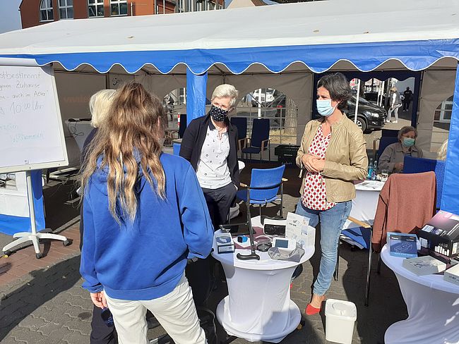 Wissensdurst - mobiles und kostenloses Informations- und Beratungscafe von Seniorinnen und Senioren für Seniorinnen und Senioren