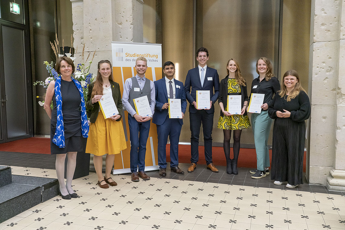 Preisträger*innen der Studienstiftung des Deutschen Volkes mit Nominierungsurkunden vom Deutschen Engagementpreis