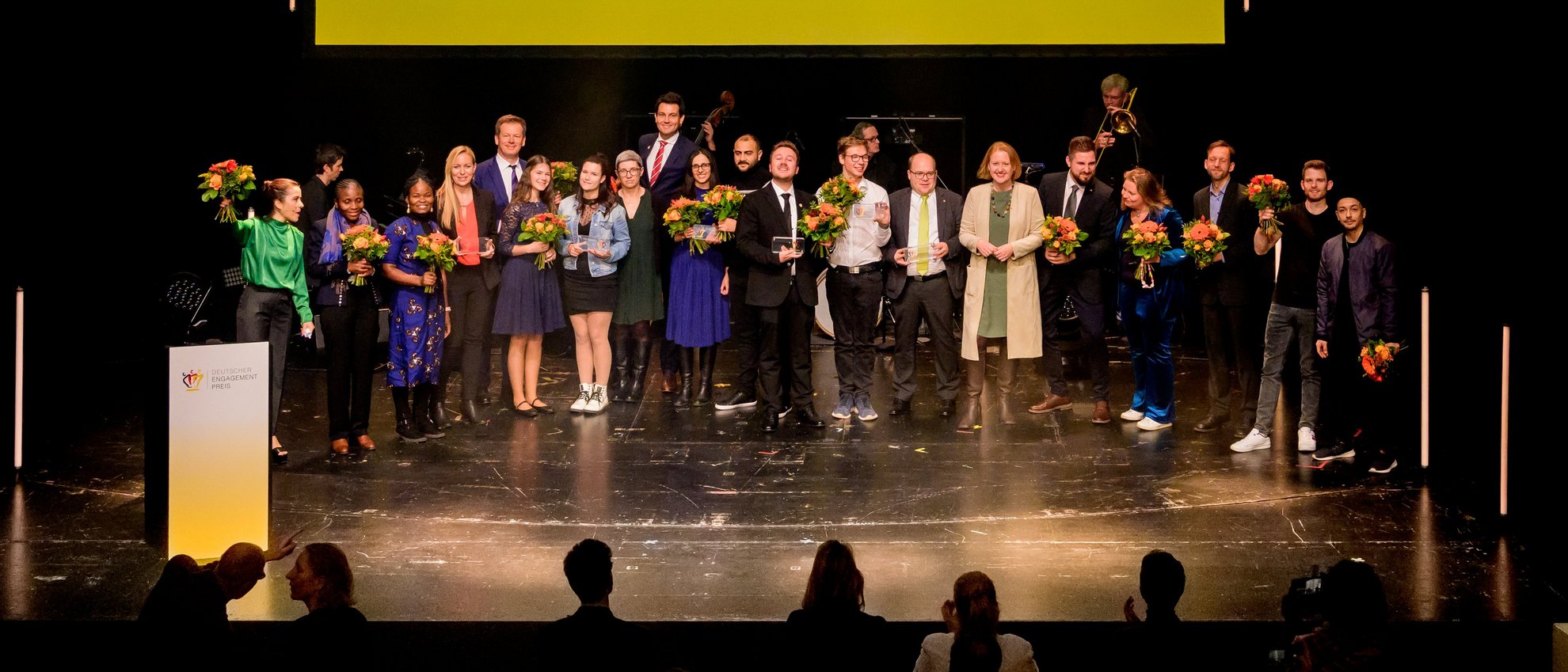 Alle Preisträger*innen auf der Bühne nach der Preisverleihung