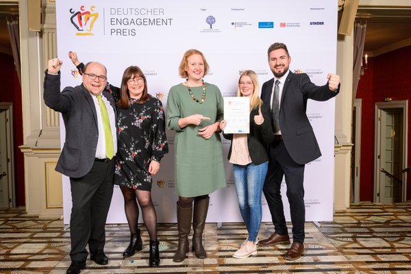 Preisträger des Sonderpreises Wäller Helfen mit der Bundesfamilienministerin Lisa Paus