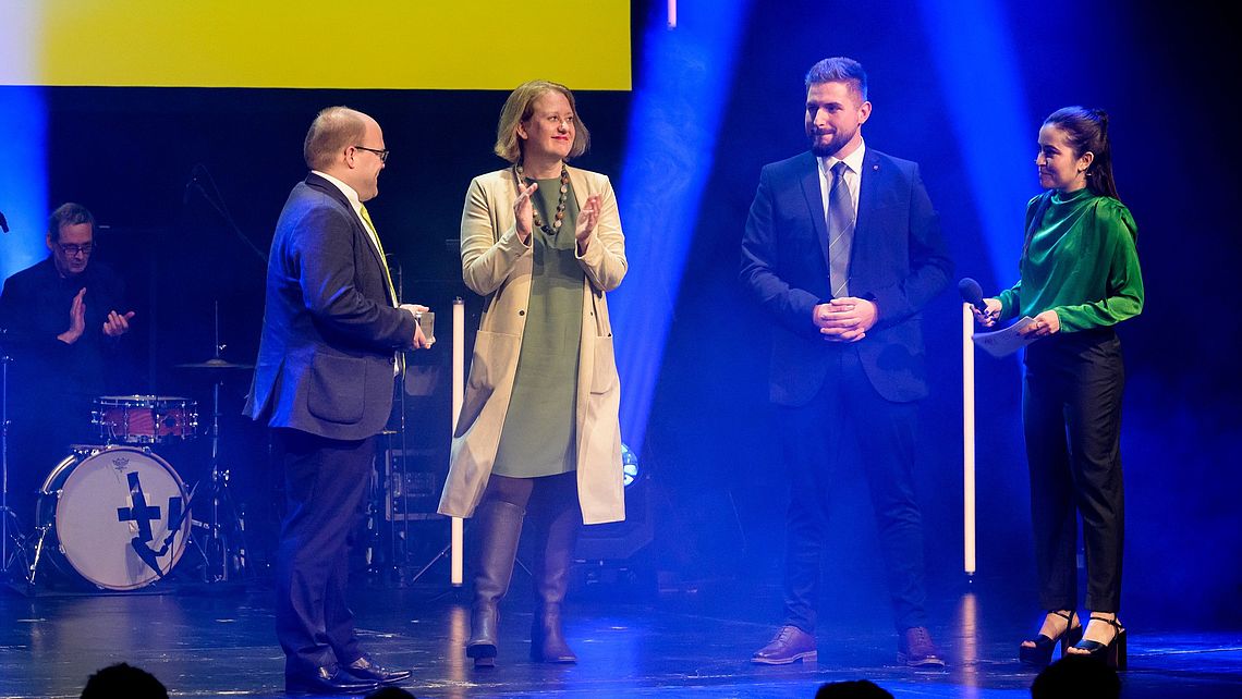 Preisübergabe der Ministerin Lisa Paus an die Preisträger von Wäller Helfen