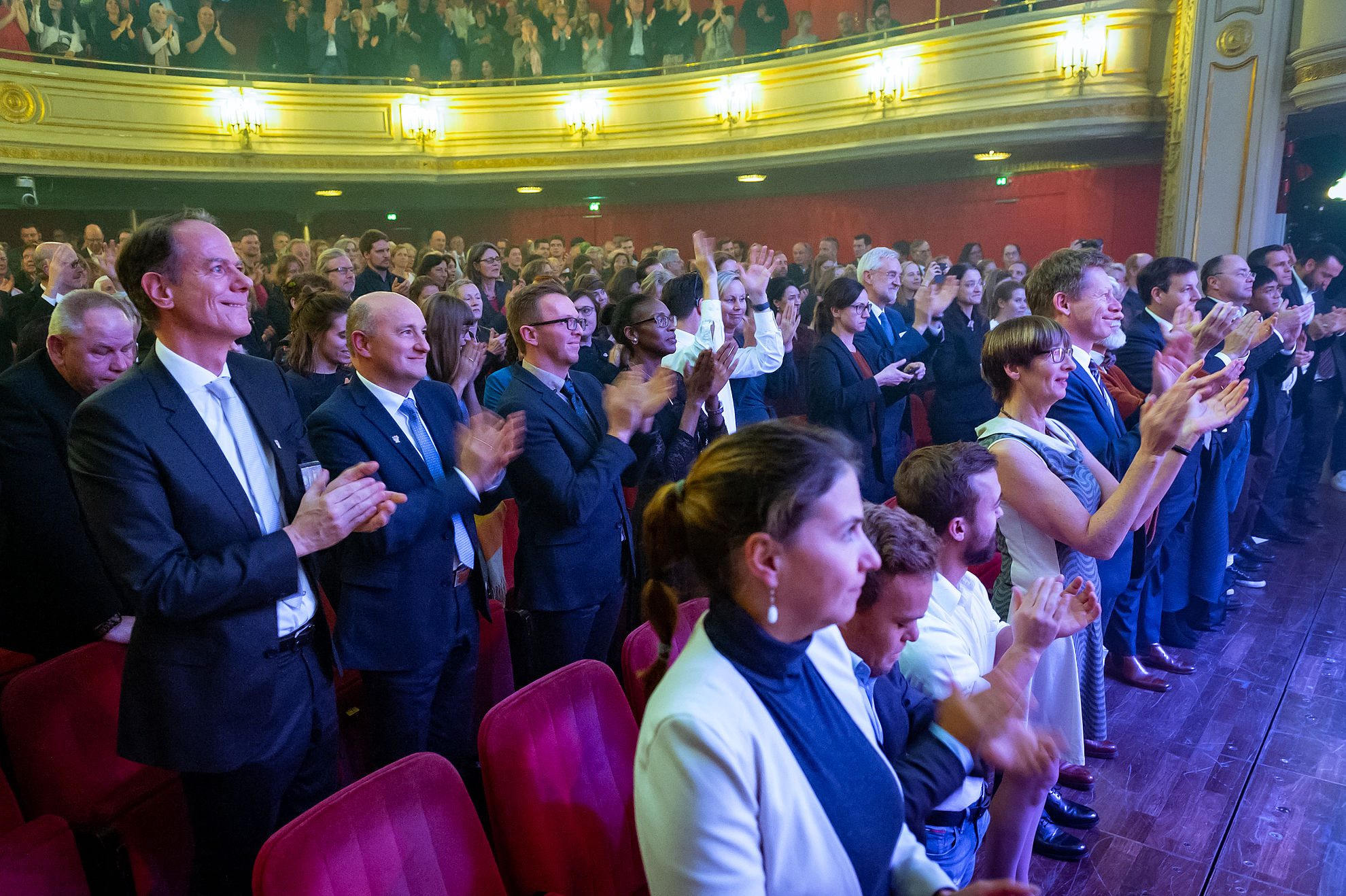Standing Ovations des Publikums im festlichen Theatersaal des Deutschen Theaters Berlin