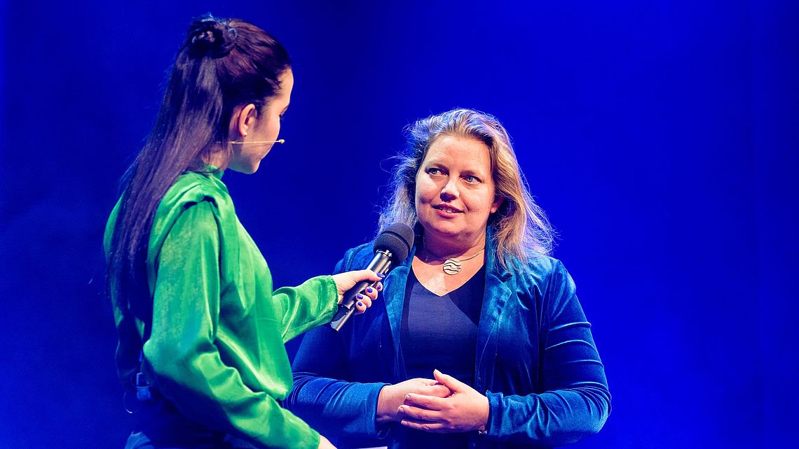 Moderatorin Aline Abboud interviewt Larissa Probst vom Deutschen Fundraising Verband