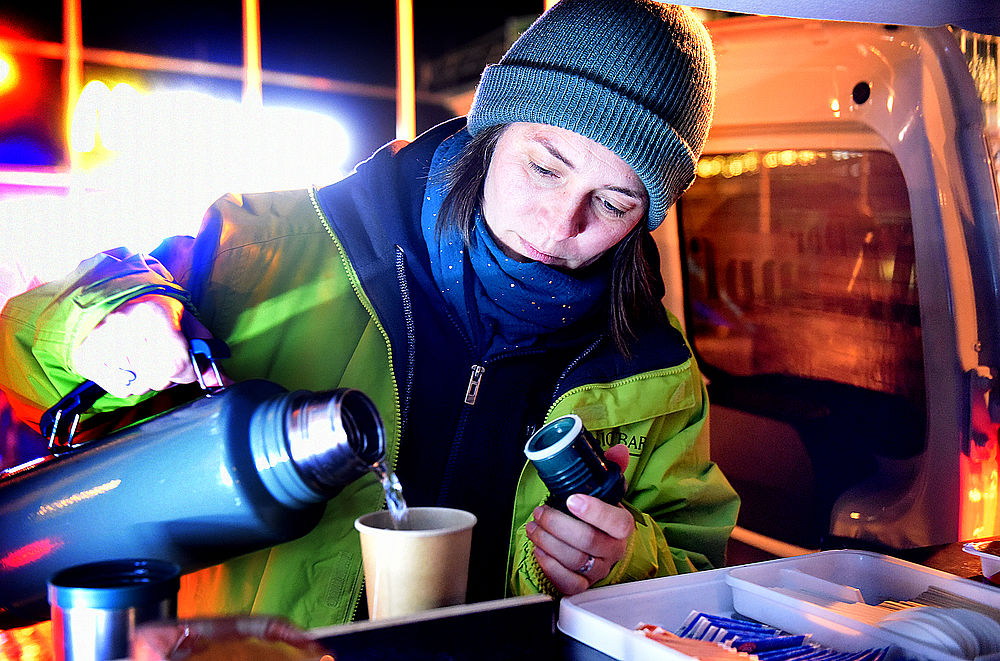 Eine Person gibt ein heißes Getränk aus.