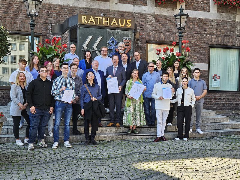 Azubi und SuS programmieren Lern-Roboter