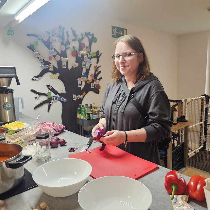 Gemeinsam gesund kochen – Vorbereitung einer Mahlzeit im Projekt „Küche für Alle“