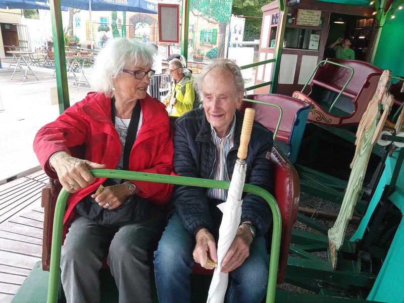 Senioren auf dem ältesten Raupenkarusell