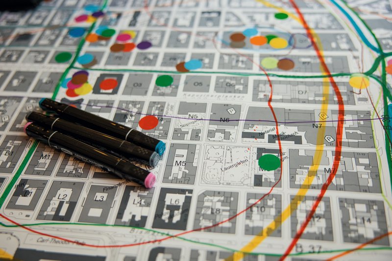 Arbeit am Stadtplan der Mannheimer Quadrate