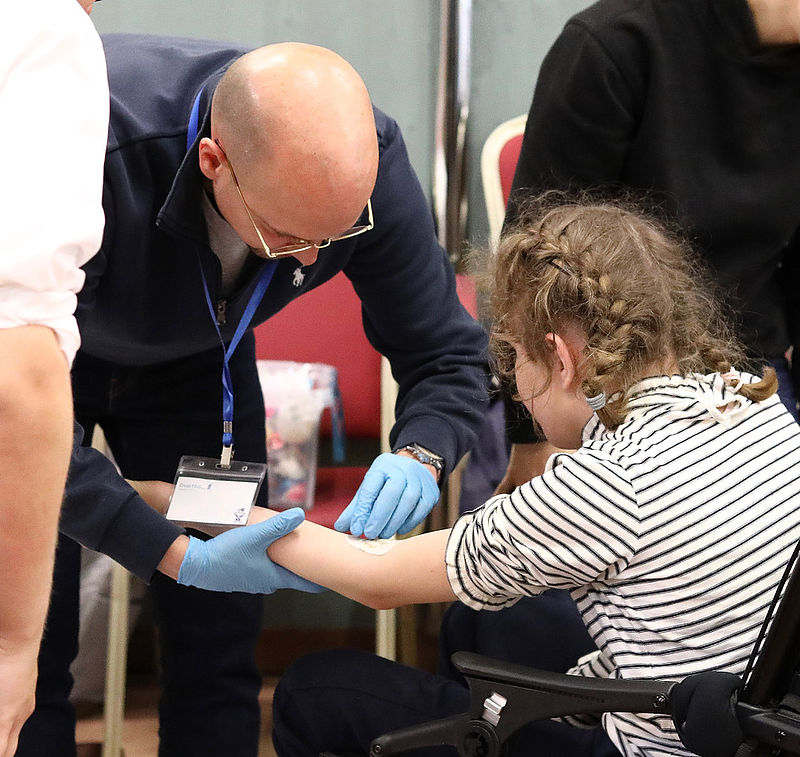 Blutabnahme eines Mädchens für erste Forschungsprojekte