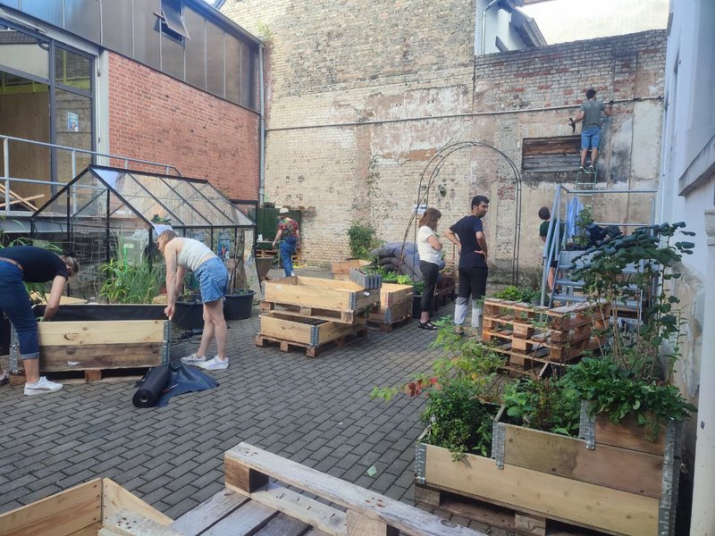 Die Parkbeet-Crew bei Bauarbeiten im Hof