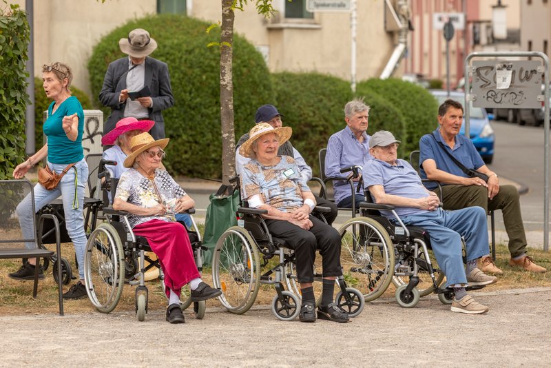 Eine Anktion vor dem Altenheim