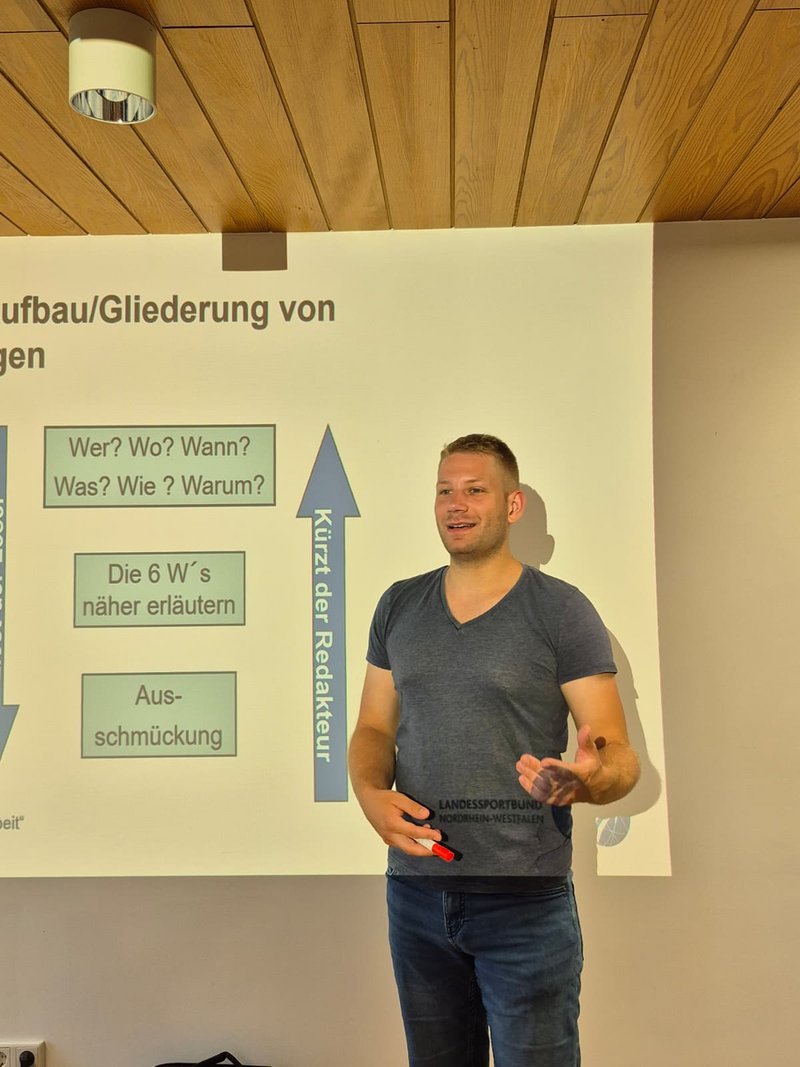 Ein Teilnehmer hält einen kurzen Vortrag zum Thema Öffentlichkeitsarbeit