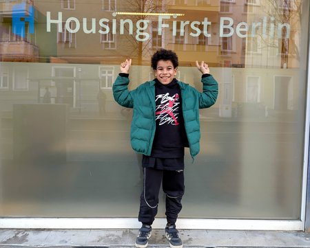 Felix Silberzahn (11) vor dem Büro von Housing First Berlin