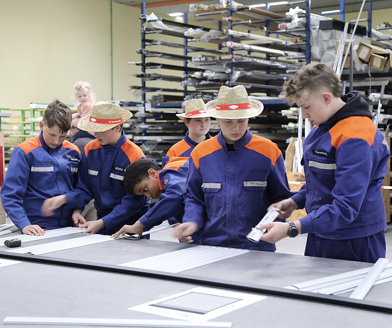 Die Jugendlichen bauen z.B. einen Rollladenpanzer zusammen