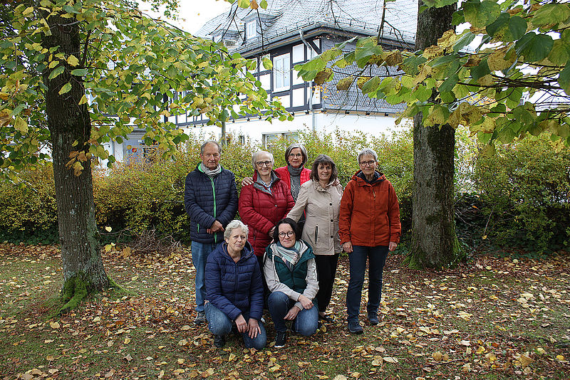 Seniorenteam vor Familientzentrum