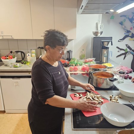 Gemeinsame Vorbereitung einer gesunden Mahlzeit im Projekt „Küche für Alle“