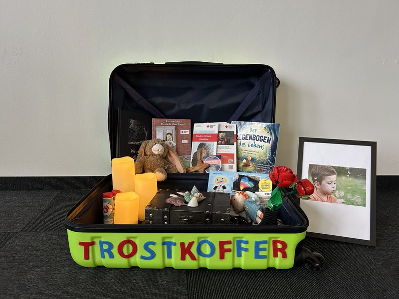 Ein Materialkoffer kann beim DRK ausgeliehen werden um Kindern Todesnachrichten altersgerecht zu vermitteln