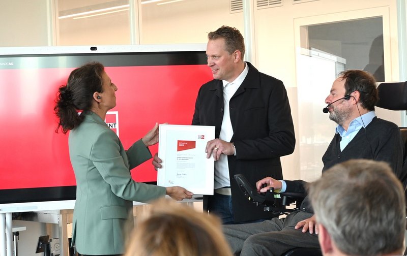 Dr. Eva Koch, Jens und Jochen (von Links) bei der Überreichung einer Urkunde