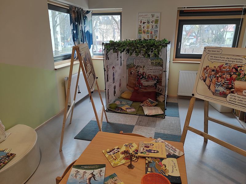 zahlreiche Menschen sind um ein Denkmal versammelt