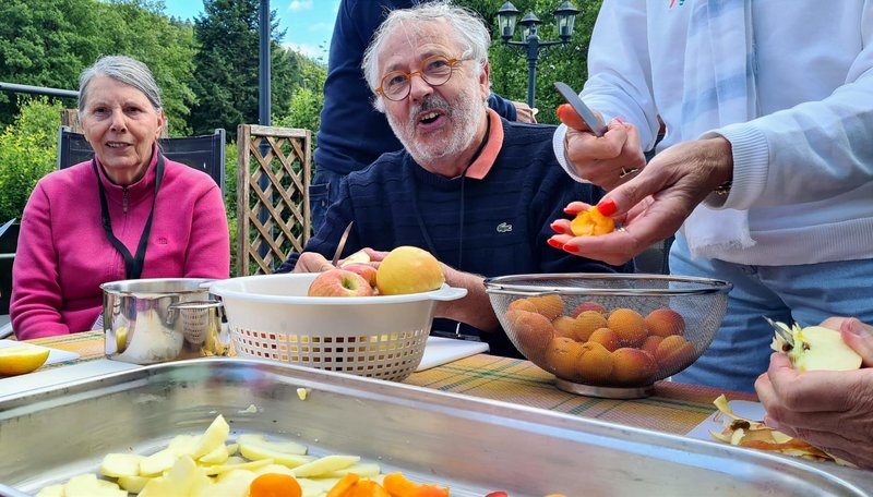 3 Personen schneiden Obst