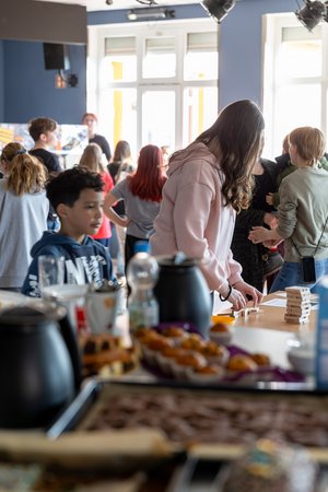 viele Kinder wetteifern um den Wanderpokal