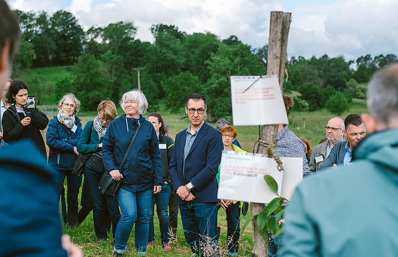 Landwirtschaftsminister zusammen mit über 30 Menschen aus Politik, Verwaltung, Verbänden, Forschung, Praxis und Umweltschutz