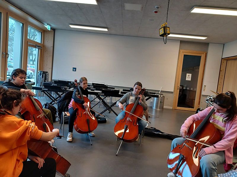 Christiane bringt den indern Cello bei