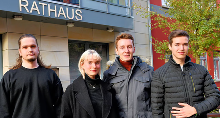 Vier Jugendliche stehen vor dem Rathaus in Wolmirstedt.