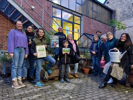 Das Parkbeet-Team feiert die Hofbegrünung