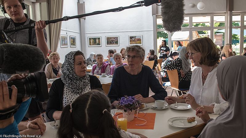 Ein nettes älteres Ehepaar in Roxel bietet seit einigen Jahren der Flüchtlingshilfe an, zweimal im Jahr ihre Obstbäume leer zu pflücken. Das bereitet allen sehr viel Freude. 