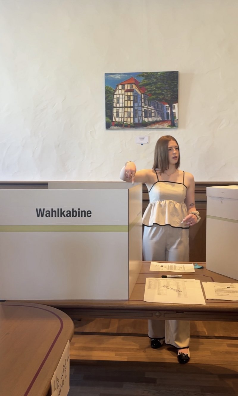 Eine Schülerin des Projektteams gibt einen Workshop im Rahmen des selbstständig geplanten Erstwählerevents (Wahlkabine und Wahlurne Material von der Juniorwahl)