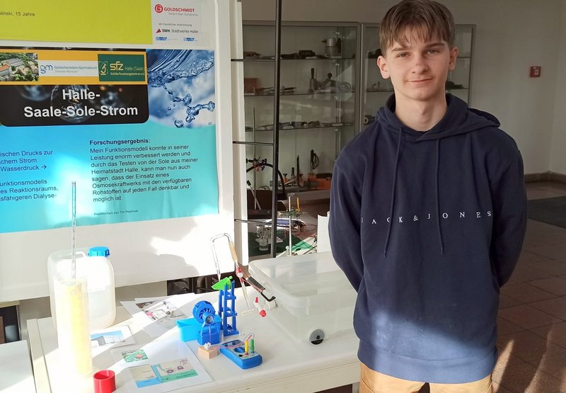 Der Projektentwickler präsentiert sein Osmosekraftwerk und erläutert Besuchern die Nutzung osmotischen Drucks zur nachhaltigen Stromerzeugung.
