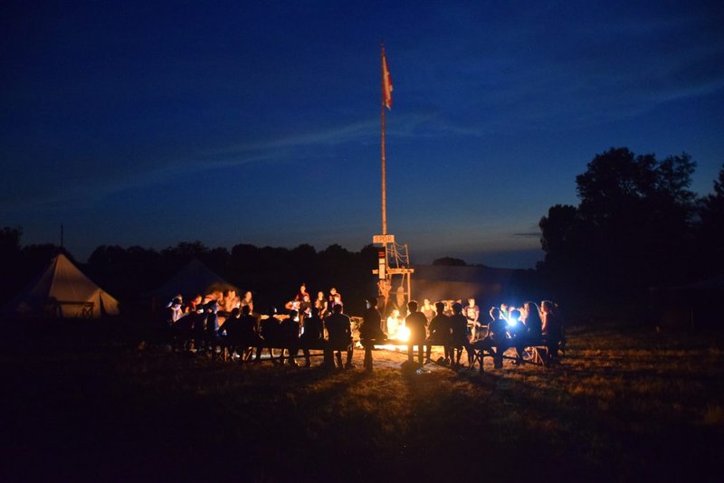 Gemeinsames Singen am Lagerfeuer