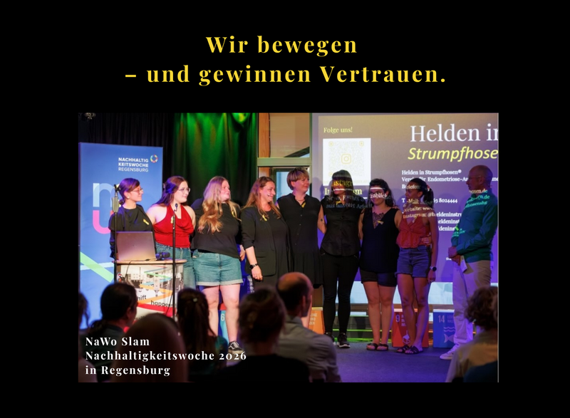 Mehrere Frauen stehen gemeinsam mit Sandy Gruber auf der Bühne des NAWO Slams in Regensburg. Sie setzen gemeinsam ein Zeichen für mehr Sichtbarkeit von Endometriose und zeigen, dass Aufklärung, Zusammenhalt und gegenseitige Unterstützung gesellschaftliche Veränderungen anstoßen können.