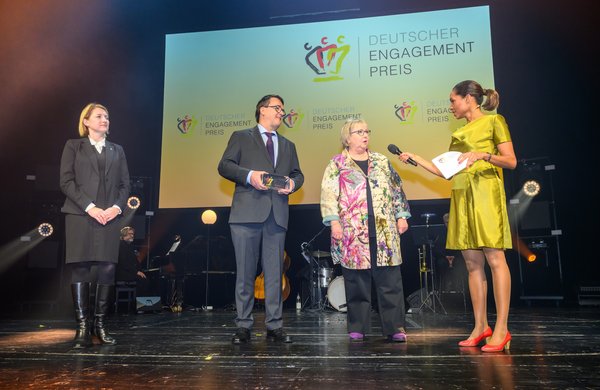 Ein Deutscher Engagementpreis wird übergeben