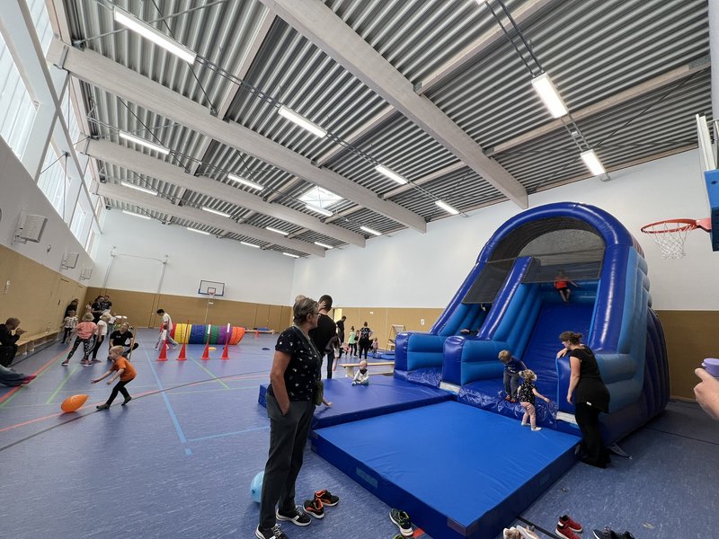 Sport und Spiel in der Turnhalle