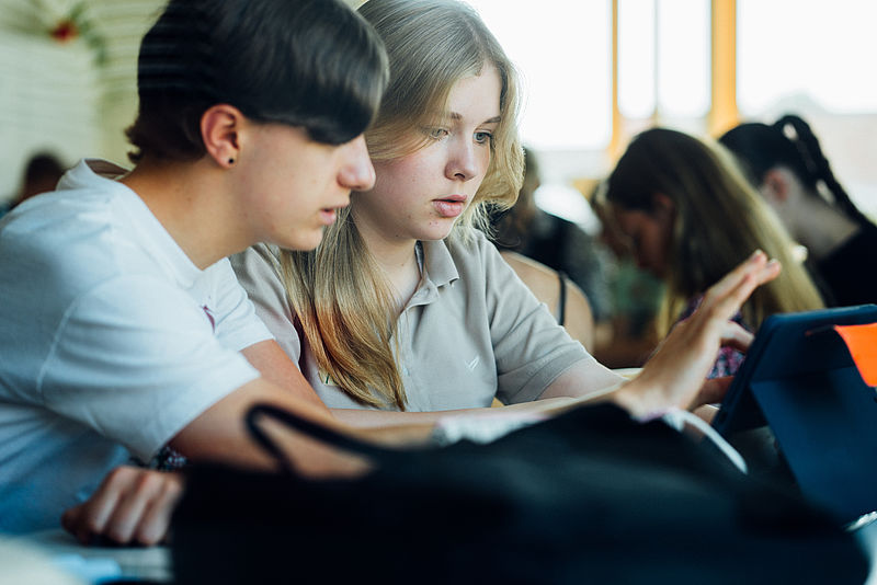 Schüler:innen beim Faktencheck