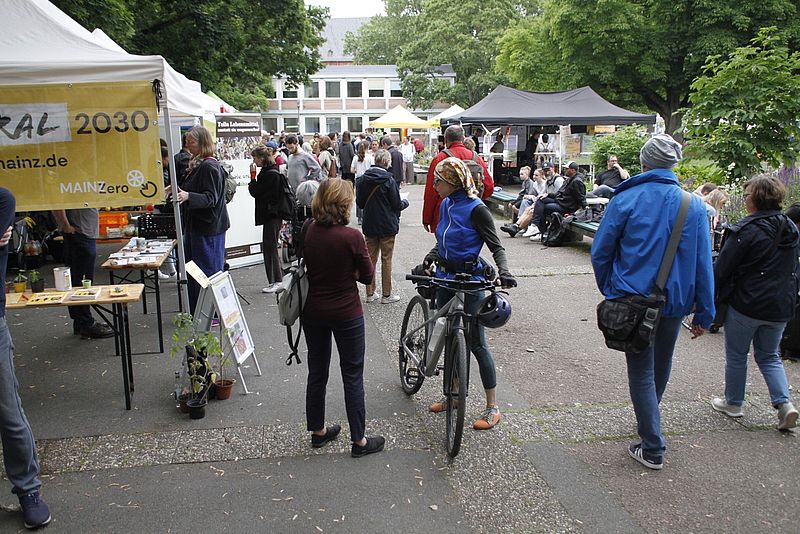 Besuchende im Gespräch mit Ehrenamtsgruppen