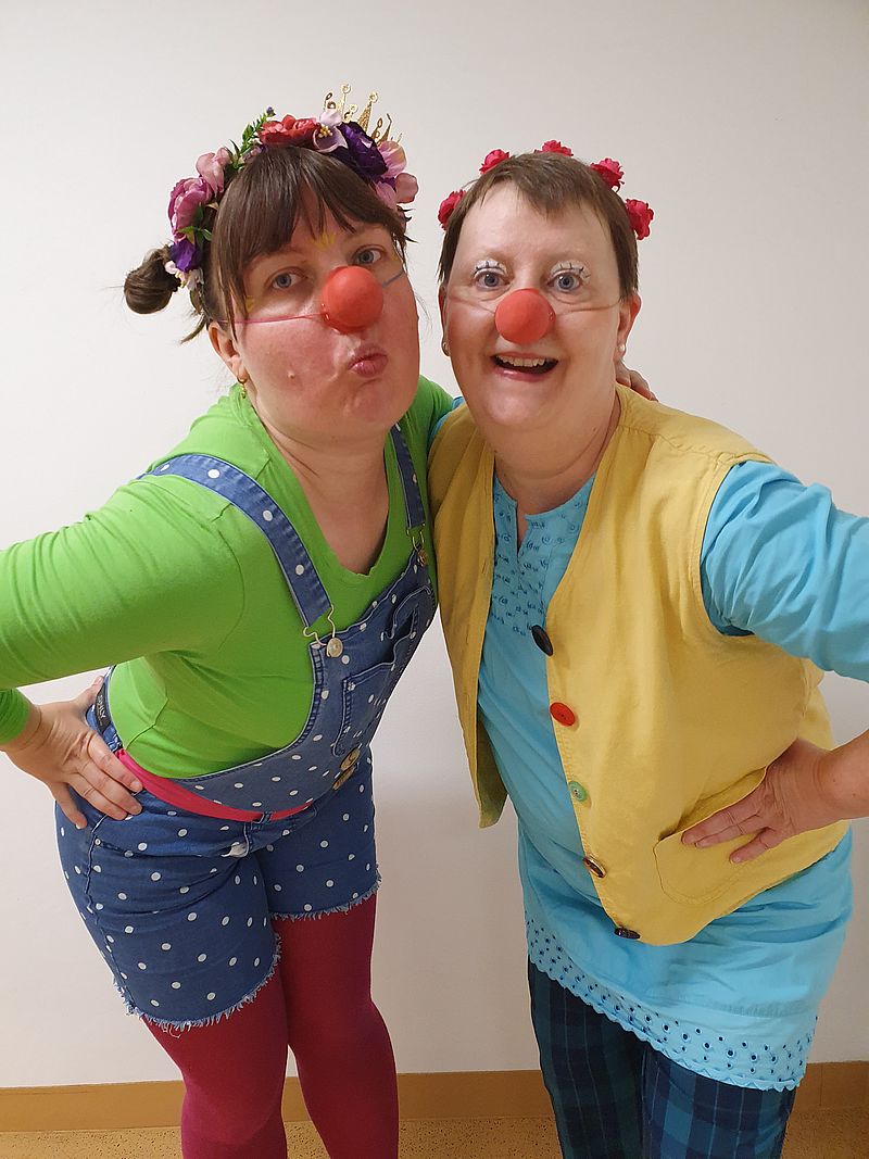 Zwei Clowns beim Aufwärmen für den Klinikbesuch