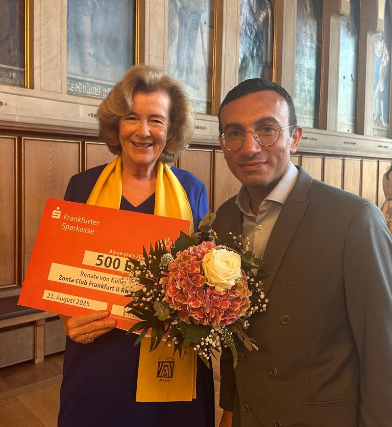Renate von Köller mit Blumenstrauß und Scheck der Frankfurter Sparkasse neben Oberbürgermeister Mike Josef im Kaisersaal des Römer