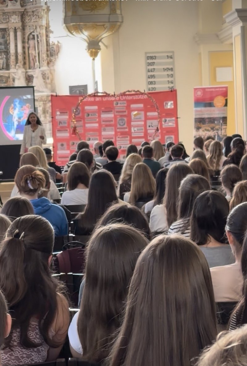 Vortrag Lijana vor Schulklassen
