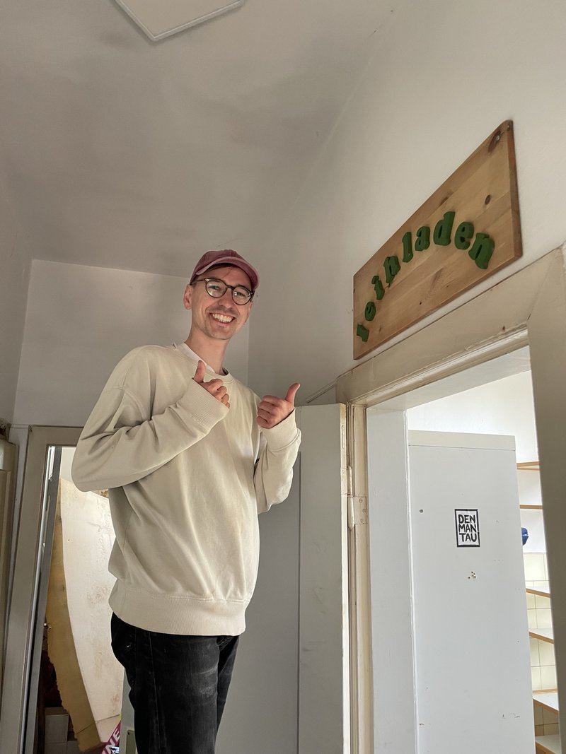 Matteo Ramin bei Eröffnung  vor dem Schild des ersten Lüneburger Leihladens