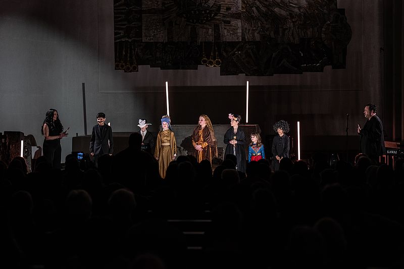 Projekt „Stage! Verein(t)“: Die Frauengruppe Trionstage – drei muslimische Künstlerinnen – beeindruckt mit musikalischer Stärke, kultureller Vielfalt und einer klaren Botschaft weiblicher Selbstbestimmung.