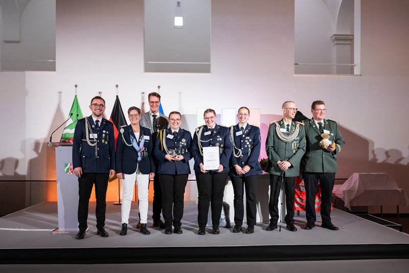 Menschen in Uniform auf einer Bühne
