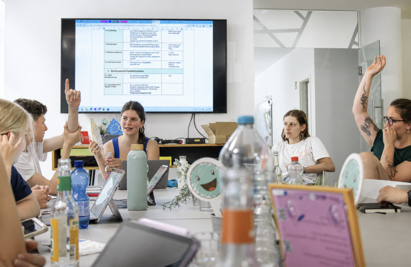 Schülerinnen und Schüler stimmen über mögliche Kooperationspartner ab