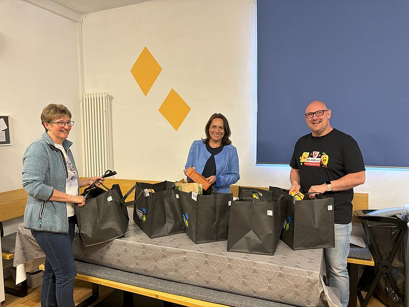 gepackte Seniorentüten werden abgeholt