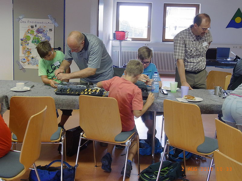 Schulkindern in Reparaturaktion über 3 Tage