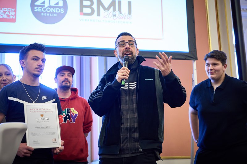 Projektleiter Boga nimmt den Preis entgegen