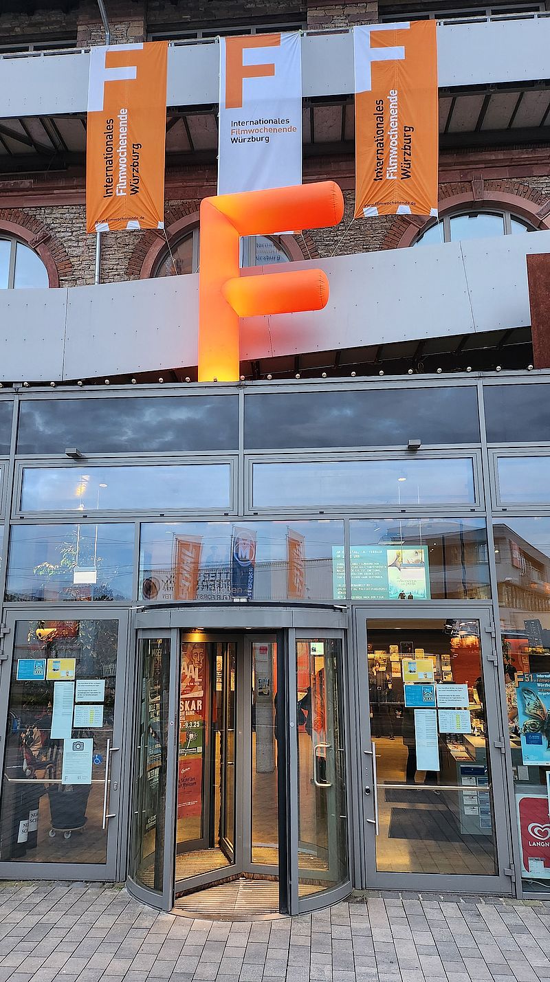 Fahnen wehen über dem Festivalkino CENTRAL IM BÜRGERBRÄU