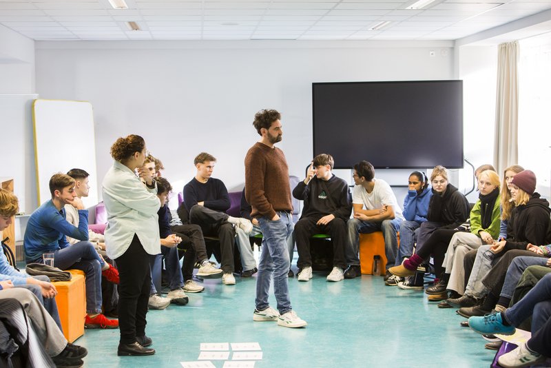 Schüler*innen im Austausch mit den Trialogpat*innen Jouanna Hassoun und Shai Hoffmann in der Evangelischen Schule Berlin Zentrum